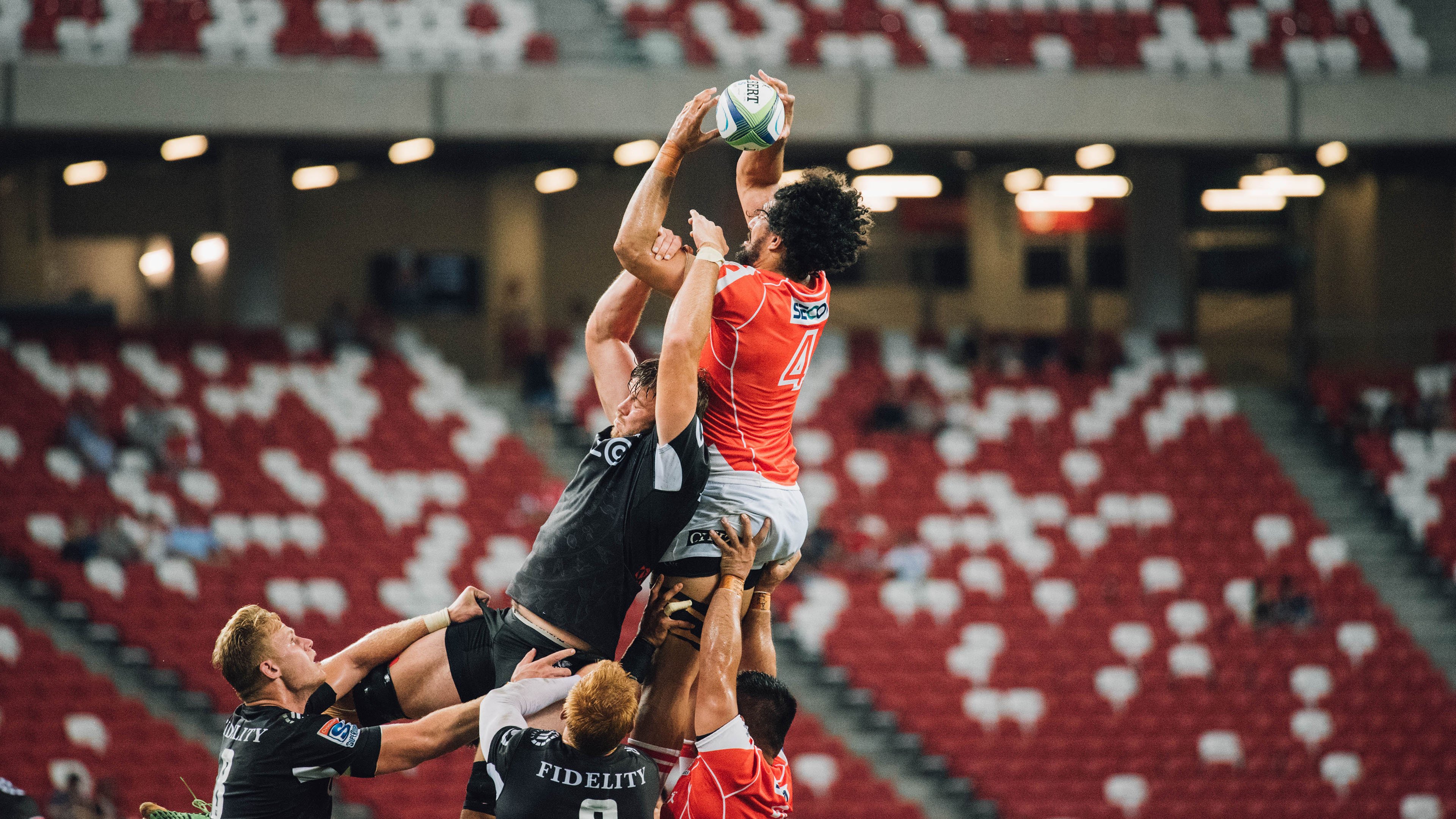 在对阵雄鹿的比赛中，库里展现“神射手”本色，四节投中9个三分，砍下44分！